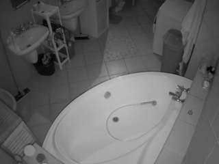voyeurcam-julmodels-bath-1st-1