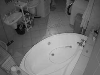 voyeurcam-julmodels-bath-1st-1