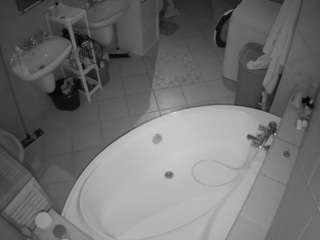 voyeurcam-julmodels-bath-1st-1