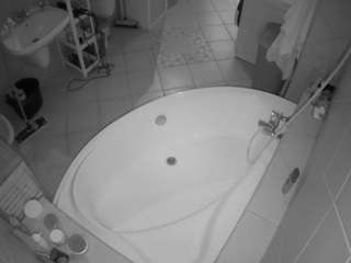 voyeurcam-julmodels-bath-1st-1