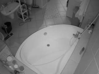 voyeurcam-julmodels-bath-1st-1