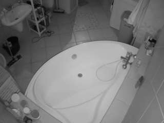 voyeurcam-julmodels-bath-1st-1