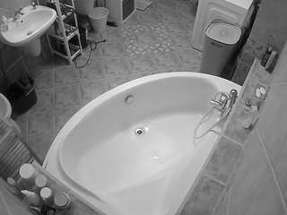 voyeurcam-julmodels-bath-1st-1