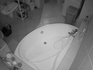 voyeurcam-julmodels-bath-1st-1