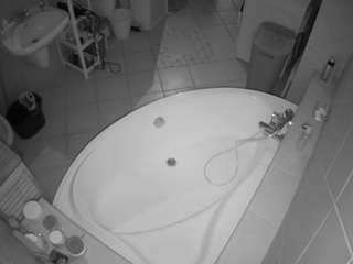 voyeurcam-julmodels-bath-1st-1