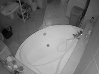 voyeurcam-julmodels-bath-1st-1
