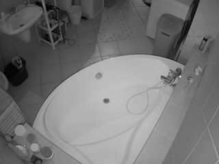 voyeurcam-julmodels-bath-1st-1