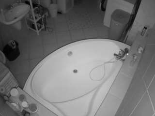 voyeurcam-julmodels-bath-1st-1