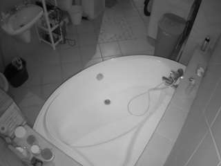 voyeurcam-julmodels-bath-1st-1