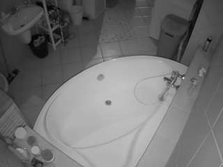 voyeurcam-julmodels-bath-1st-1