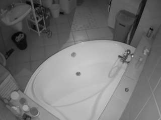 voyeurcam-julmodels-bath-1st-1