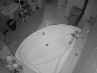 voyeurcam-julmodels-bath-1st-1