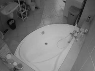 voyeurcam-julmodels-bath-1st-1