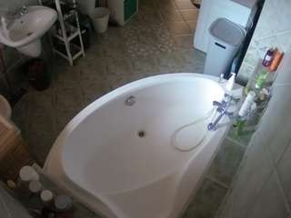 voyeurcam-julmodels-bath-1st-1