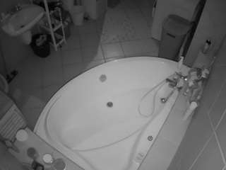 voyeurcam-julmodels-bath-1st-1