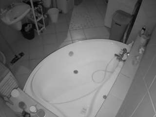 voyeurcam-julmodels-bath-1st-1