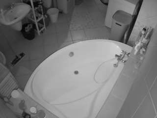 voyeurcam-julmodels-bath-1st-1