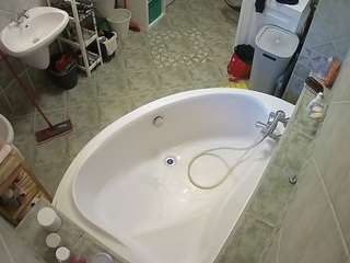 voyeurcam-julmodels-bath-1st-1