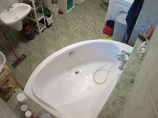 voyeurcam-julmodels-bath-1st-1