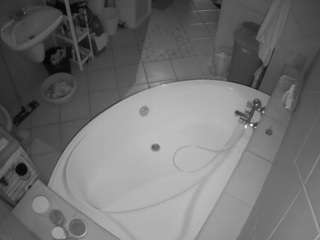 voyeurcam-julmodels-bath-1st-1
