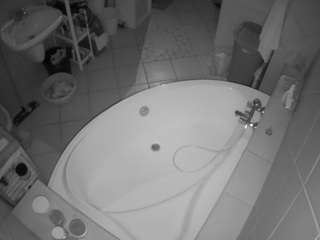 voyeurcam-julmodels-bath-1st-1