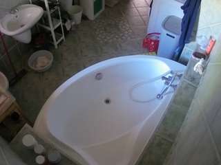 voyeurcam-julmodels-bath-1st-1