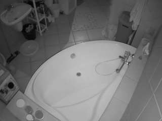 voyeurcam-julmodels-bath-1st-1