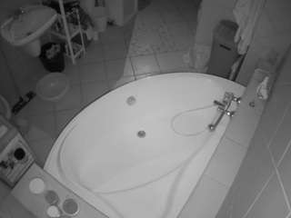 voyeurcam-julmodels-bath-1st-1