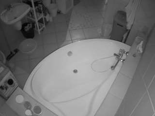 voyeurcam-julmodels-bath-1st-1