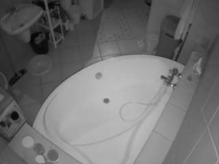 voyeurcam-julmodels-bath-1st-1