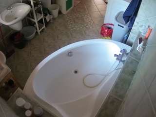 voyeurcam-julmodels-bath-1st-1