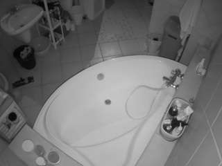 voyeurcam-julmodels-bath-1st-1
