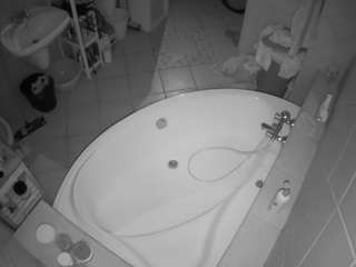 voyeurcam-julmodels-bath-1st-1