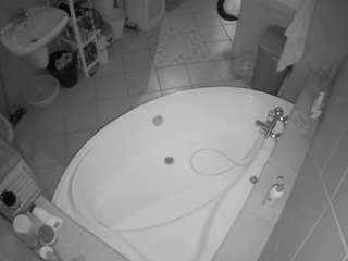 voyeurcam-julmodels-bath-1st-1