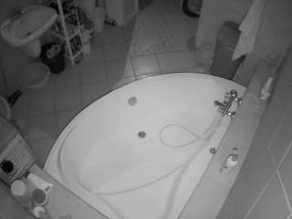 voyeurcam-julmodels-bath-1st-1