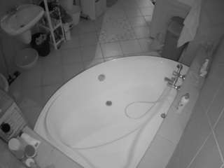 voyeurcam-julmodels-bath-1st-1