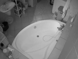voyeurcam-julmodels-bath-1st-1