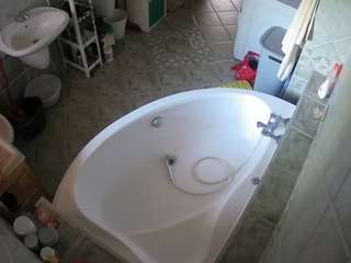 voyeurcam-julmodels-bath-1st-1