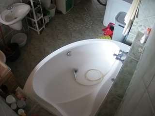 このモデルは現在ライブ中です。 voyeurcam-julmodels-bath-1st-1