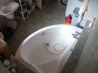 Ce modèle est en direct maintenant. voyeurcam-julmodels-bath-1st-1