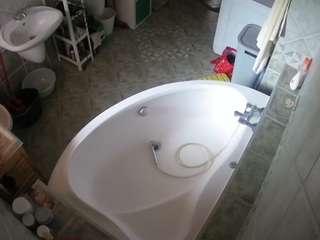 Acest model este live acum. voyeurcam-julmodels-bath-1st-1