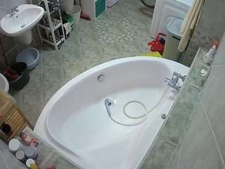 Ten model jest teraz na żywo. voyeurcam-julmodels-bath-1st-1