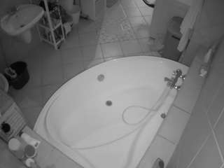 Acest model este live acum. voyeurcam-julmodels-bath-1st-1