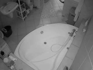 このモデルは現在ライブ中です。 voyeurcam-julmodels-bath-1st-1
