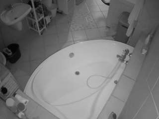 هذا النموذج مباشر الآن. voyeurcam-julmodels-bath-1st-1