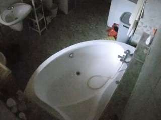Questo modello è in diretta ora. voyeurcam-julmodels-bath-1st-1