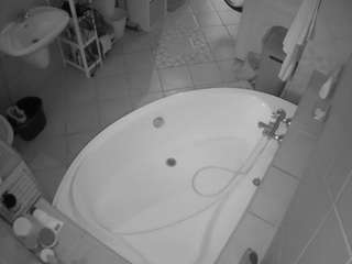Dieses Model ist jetzt live. voyeurcam-julmodels-bath-1st-1