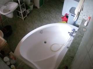 Este modelo está ao vivo agora. voyeurcam-julmodels-bath-1st-1