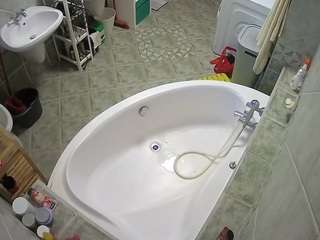 该模特正在直播。 voyeurcam-julmodels-bath-1st-1