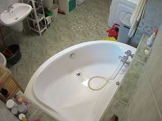 Dit model is nu live. voyeurcam-julmodels-bath-1st-1